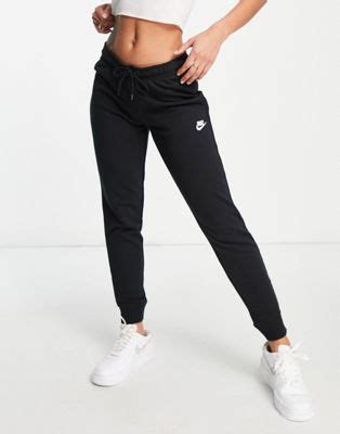 nike essentials schmal geschnittene jogginghose in schwarz|nike trainingsanzüge schwarz.